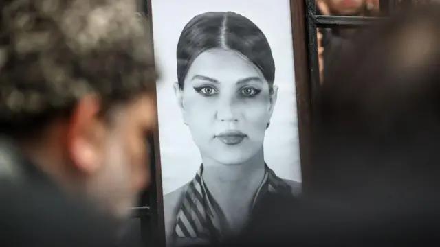 Баку, 29-декабрь. Кыйраган учактын экипаж мүчөлөрүн акыркы сапарга узатуу зыйнаты учурунда стюардесса Хокума Алиеванын мүрзөсүндө кишилер аза күтүүдө