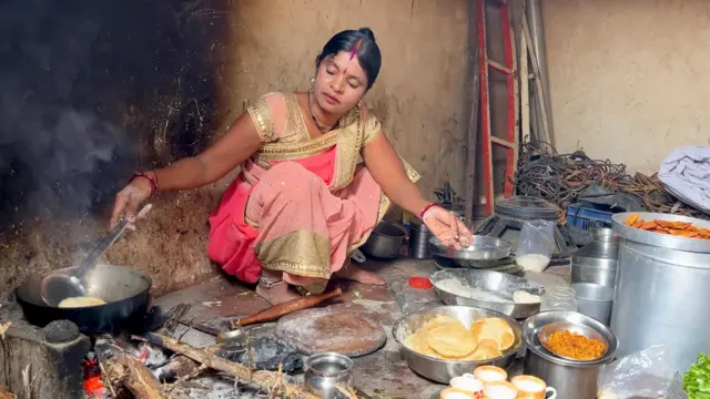 प्रशांत अनेक दिवसांनंतर घरी आल्याने त्याची आई सविता रणदिवे एखादा सण असल्यासारखं वेगवेगळे पदार्थ बनवत होत्या.