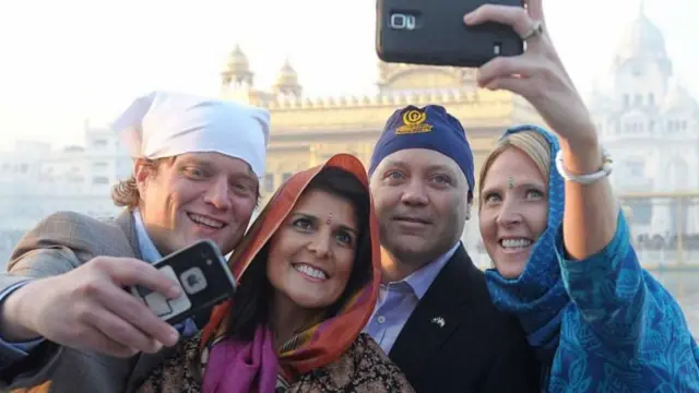 পাঞ্জাবের অমৃতসরে স্বামীর সাথে নিকি হ্যালি।