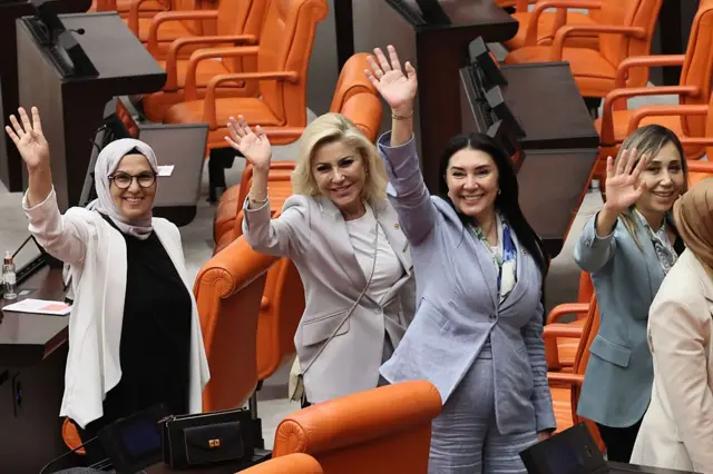 AKP'li kadın milletvekilleri, yasanın geçişini kutluyor. Karede el sallayan dört kadın vekil görülüyor.
