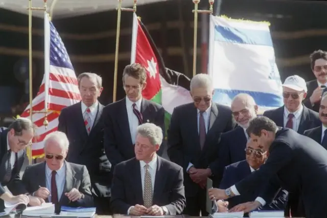 Presiden Bill Clinton dengan delegasi Israel dan Yordania.