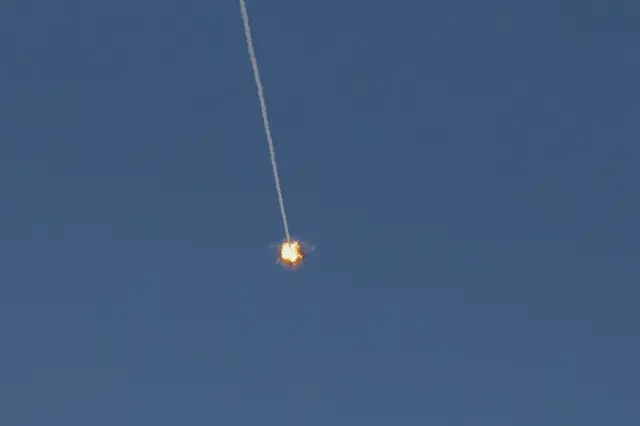 Un cohete explota en el cielo despejado. 