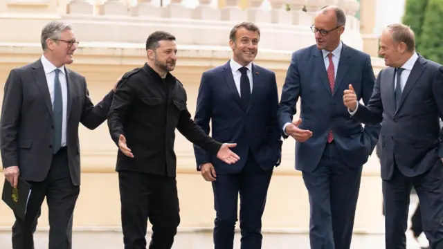 (左起) 英国首相基尔·斯塔默、乌克兰总统泽连斯基、法国总统马克龙、德国总理梅尔茨,以及波兰总理图斯克