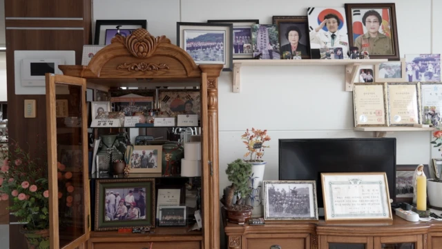 거실에 사진과 상들이 진열돼 있다. 