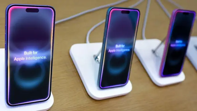 Айфоны в магазине Apple в Калифорнии