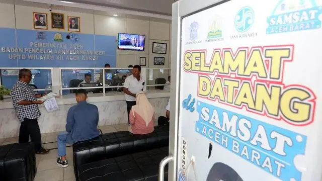 Warga mengurus pembayaran pajak kendaraan bermotor di kantor Sistem Administrasi Manunggal Satu (Samsat) Wilayah XII Aceh Barat, Aceh, Rabu (11/12/2024).