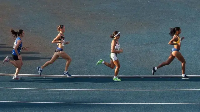 Mulheres em uma pista de corrida