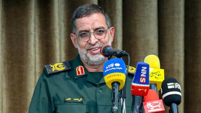 علی محمد نائینی در حال سخنرانی 