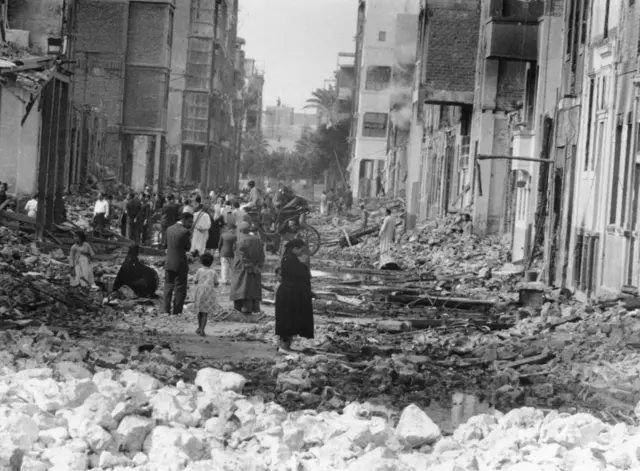 تصویری از خیابانی که در پی جنگ به کلی ویران شده است