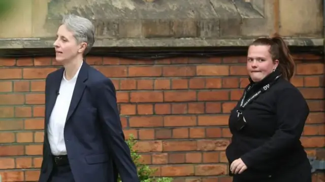 Кэтлин Сток и охранница