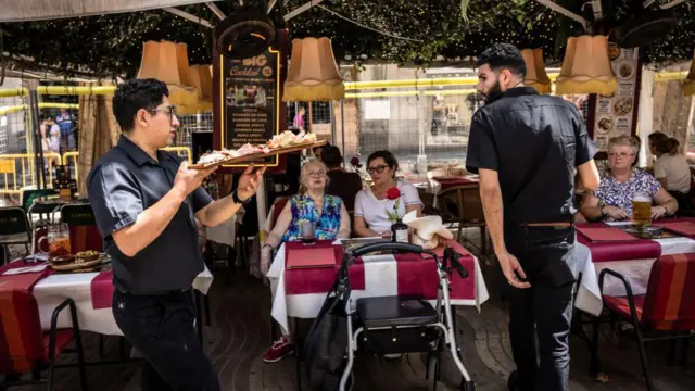 Garçons em restaurante em Barcelona