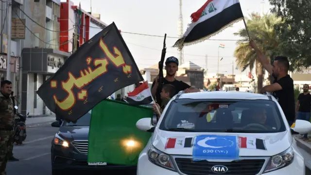 Kerkük'te kutlama yapanlar