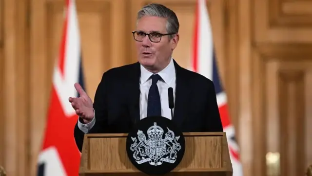Keir Starmer atangaza icyemezo cyafashwe na leta ye cyo guca abatagejeje ku myaka 16 ku mbuga nkoranyambaga