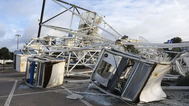  упавшее колесо обозрения