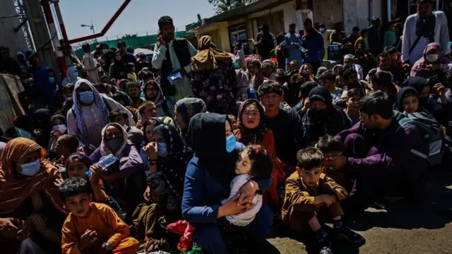 Kuanguka kwa ghafla kwa Kabul mnamo Agosti 2021 kulisababisha maelfu ya watu kukimbilia uwanja wa ndege kwa matumaini ya kusafirishwa pamoja na wanajeshi wa Marekani na wengine walipokuwa wakiendelea kuondoka.