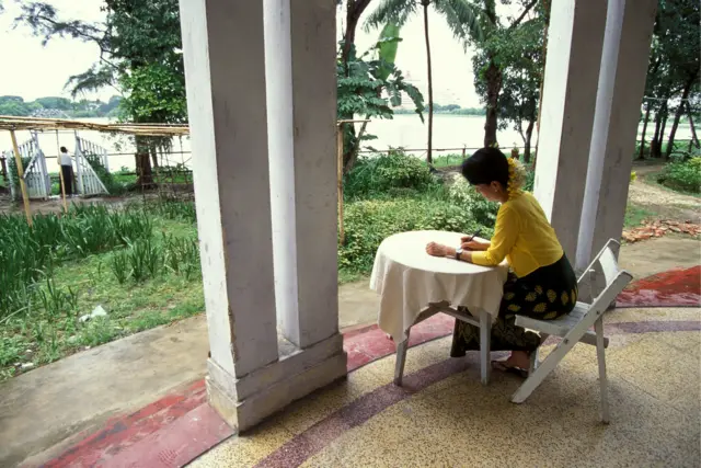 ခြံနံပါတ် ၅၄ မှာတွေ့ရတဲ့ ဒေါ်အောင်ဆန်းစုကြည်