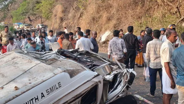 விபத்தில் உருக்குலைந்துள்ள வாகனம்
