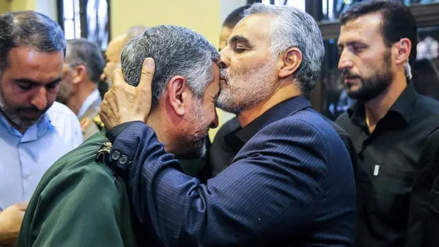 بوسه سردار قاسم سلیمانی فرمانده سپاه قدس بر پیشانی محمدعلی جعفری فرمانده کل سپاه. هر دو نهاد حالا تحریم شده‌اند