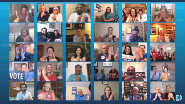 Une capture d'écran d'un flux vidéo mis à disposition par la Convention nationale démocrate (DNC) montre des gens applaudissant après le discours de l'ancienne première dame des États-Unis Michelle Obama lors de la première nuit de la Convention nationale démocrate, organisée en ligne depuis Milwaukee, Wisconsin, États-Unis, le 17 août 2020