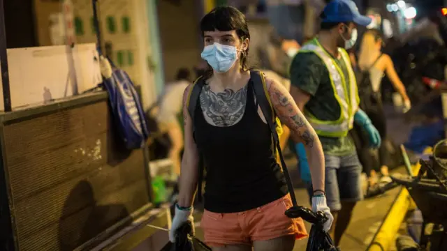 澳門街頭一名土生葡人女子協助搬運垃圾（25/8/2017）