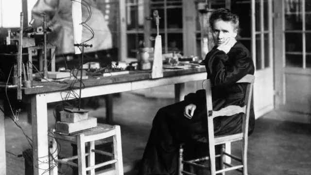 ماري كوري أول امرأة تفوز بجائزة نوبل في الفيزياء