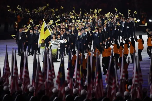 ทัพนักกีฬาและเจ้าหน้าที่จากบรูไน เป็นชาติแรกที่ได้เดินพาเหรดเข้าสู่สนามระหว่างพิธีเปิดการแข่งขัน