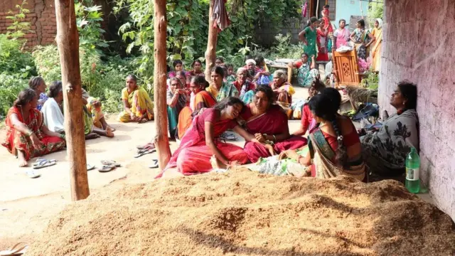 రోదిస్తున్న బాధిత కుటుంబ సభ్యులు