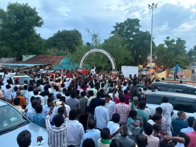 තන්ජාවුර් පොලිසිය ඉදිරිපිට රැස්ව සිටි විරෝධතාකරුවන්