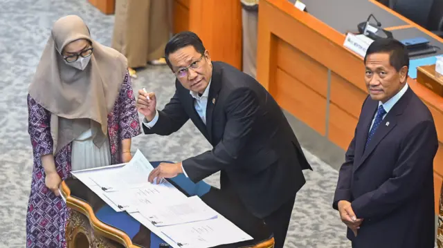 Menteri Hukum Supratman Andi Agtas (tengah) bersama Wakil Menteri Pertahanan Donny Ermawan (kanan) menandatangani persetujuan tingkat I RUU TNI di Kompleks Parlemen, Senayan, Jakarta, Selasa (18/3/2025). Komisi I DPR menyetujui pembahasan Rancangan Undang-Undang (RUU) tentang Perubahan atas Undang-Undang Nomor 34 Tahun 2004 tentang Tentara Nasional Indonesia (TNI) pada tingkat I, untuk dibawa ke tingkat selanjutnya di Rapat Paripurna DPR.
