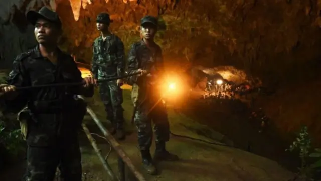 गुहेत अडकलेल्या मुलांना वाचवण्यासाठी मोठी मोहीम राबवली गेली 