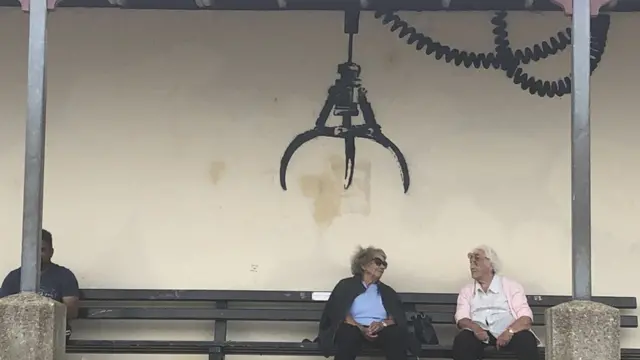 오락실에서 볼 수 있는 인형뽑기 기계 집게를 꼭 닮은 벽화