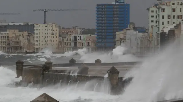 Olas golpean el Malecón de La Habana.