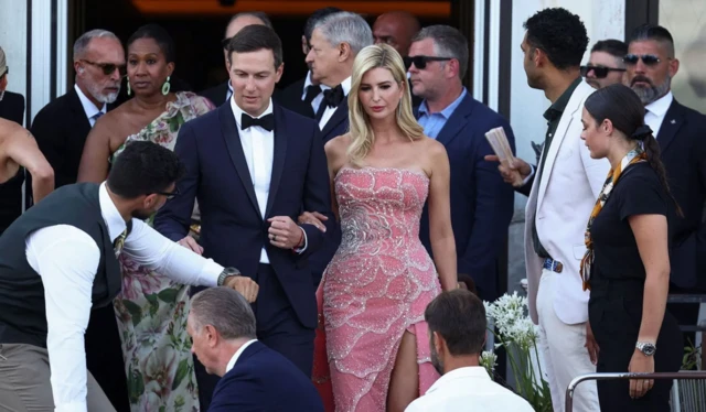 Jared Kushner ve ABD Başkanı Donald Trump'ın kızı Ivanka Trump ihtişamlı kıyafetler içinde, çevresinde çok sayıda kişi var.