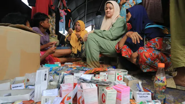 Petugas medis memeriksa kesehatan korban banjir di tempat pengungsian sementara Desa Bukit Tempurung, Kota Kuala Simpang, Kabupaten Aceh Tamiang, Aceh, Rabu (3/12/2025).