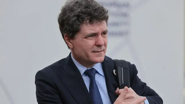 Prezydent Rumunii Nicusor Dan przybył na 8. szczyt Europejskiej Wspólnoty Politycznej (EPC) do Erywania 4 maja 2026 r. Na zdjęciu ma na sobie ciemnoniebieski kostium, niebieską koszulę i krawat, patrzy w prawo.