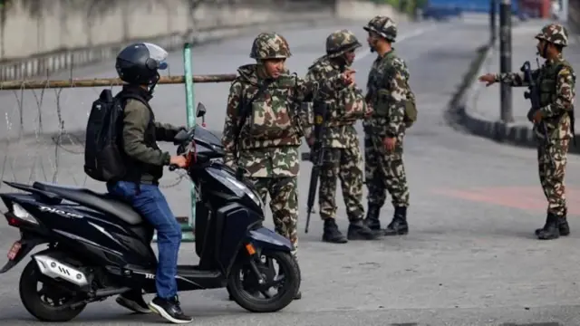सुरक्षा जाँचका क्रममा नेपाली सेना (फाइल तस्बिर)