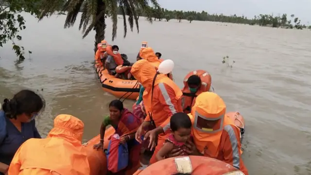 ইয়াসে ক্ষতিগ্রস্ত গ্রামগুলি থেকে উদ্ধার করে আনা হচ্ছে দূর্গত মানুষকে।
