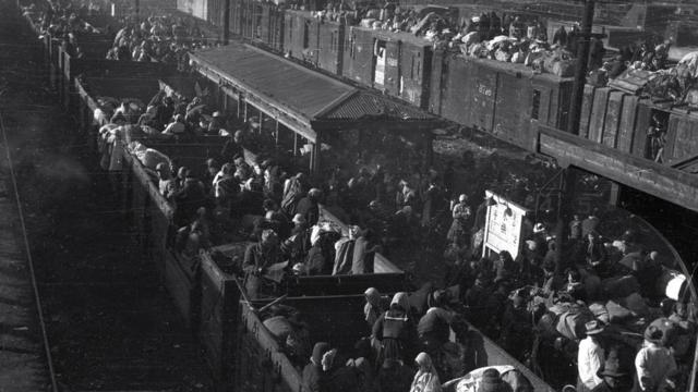 1950年12月29日，朝鲜战争期间的韩国难民在东南部城市大邱的车站上