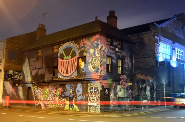 جداريات فنية على سطح بناية