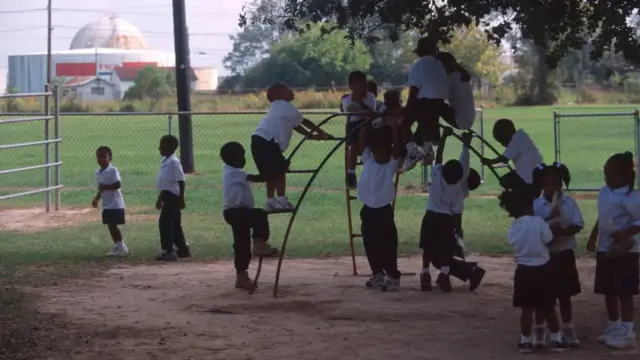 Des enfants jouent près de raffineries de pétrole et de produits chimiques en Louisiane