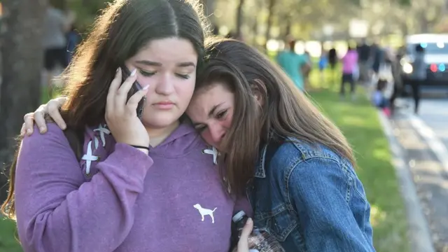 विद्यार्थ्यांनी शाळेतून सुखरूप बाहेर पडल्यावर प्रथम आपल्या पालकांना फोन लावले.