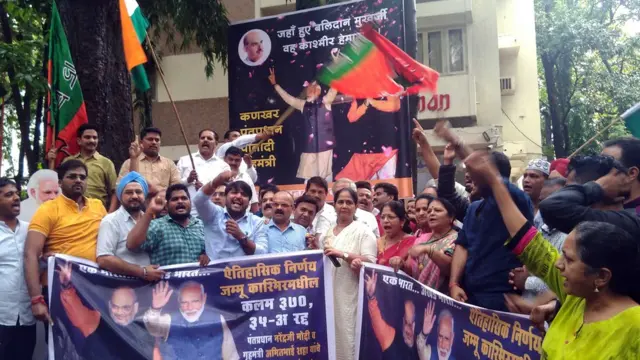 अनुच्छेद 370 के कुछ प्रावधानों को हटाए जाने का जश्न मनाते भाजपा समर्थक