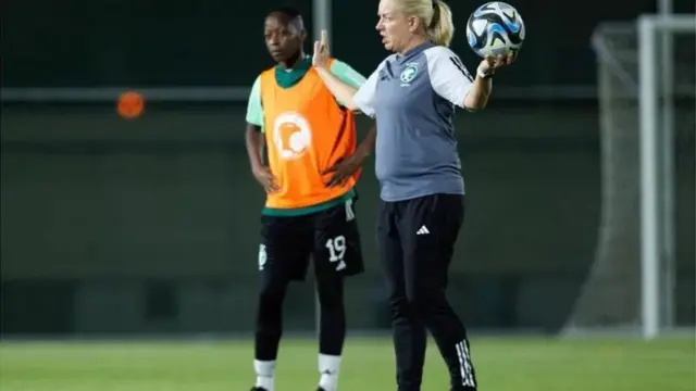L'entraîneuse de l'équipe nationale féminine saoudienne de football, la Finlandaise Rosa Lappi-Seppala, dirige une séance d'entraînement, le 21 septembre 2023.