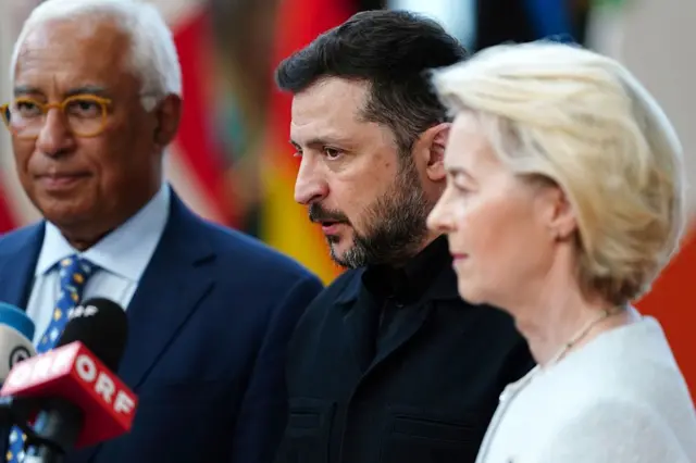 Антоніо Коста, президент Європейської Ради, Володимир Зеленський, президент України, та Урсула фон дер Ляєн, президент Європейської Комісії, прибувають на засідання Європейської Ради 18 червня 2026 року в Брюсселі, Бельгія.