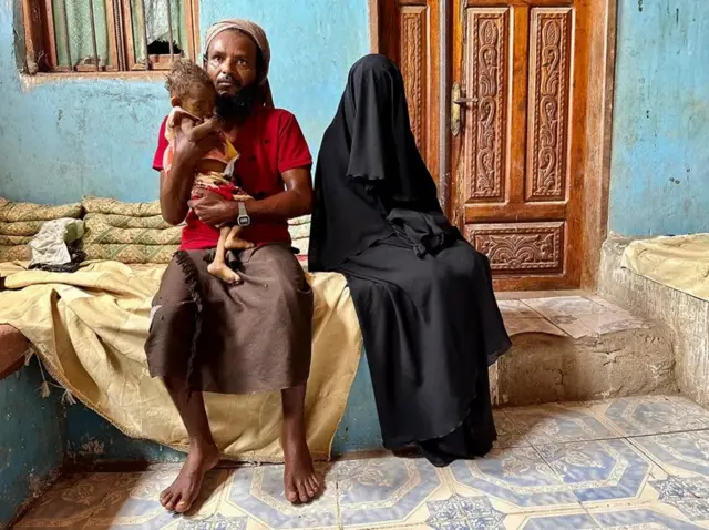 والد صفاء يحملها بجانب زوجته