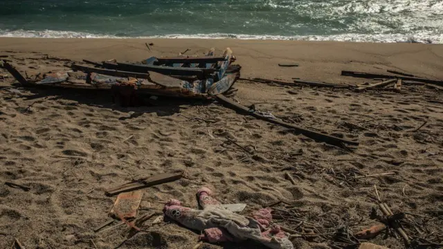 Restosquina de sábadobarco destruído na praia