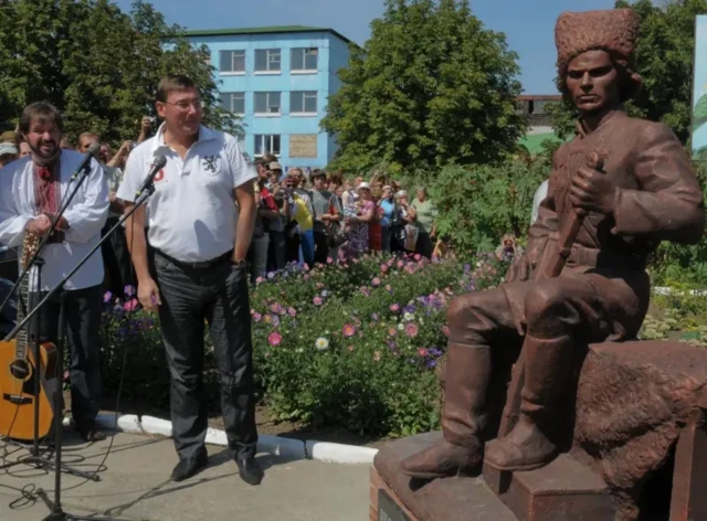 Юрій Луценко біля пам'ятника Нестору Махну, серпень 