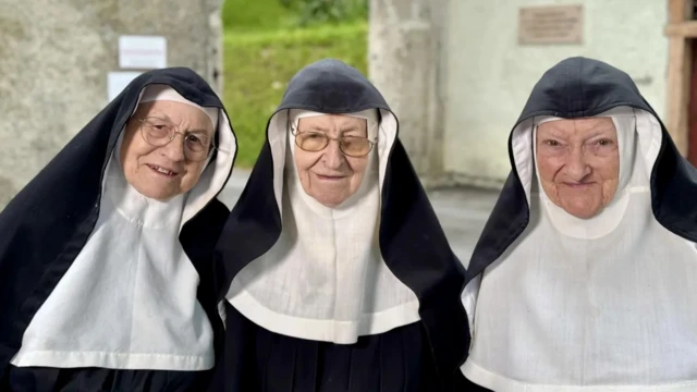 Три пожилые католические монахини