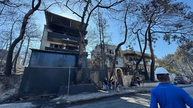 Sahildeki sitelerde yaşanan zararın yerden görüntüsü, alevlerin evlere büyük zarar verdiği görülüyor.