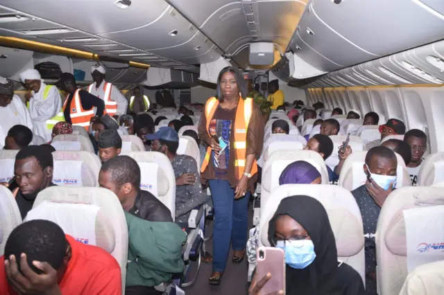 Nigerians inside AirPeace wey carri dem come back